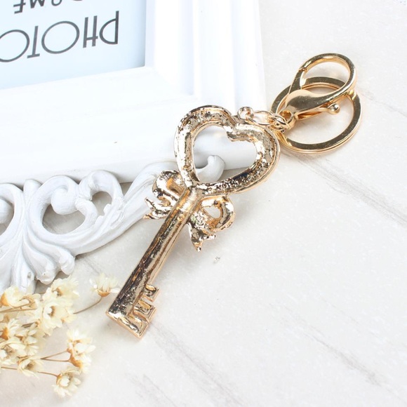 Romantic Heart Shaped Crystal Key Charm Keychain - Picture 4 of 12